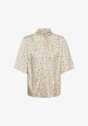 Beżowa bluzka z krótkim rękawem w czarne kropki, z wysokim kołnierzem i plisowanym przodem.