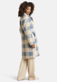 Wollmischungsmantel mit einem gro�ßen blau-beigen Karomuster, Reverskragen, Seitentaschen und einem mittellangen Design.