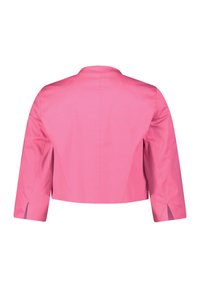 Rosa cropped Jacke mit Dreiviertelärmeln. Hergestellt aus glattem Stoff, zeichnet sie sich durch eine taillierte Silhouette und seitliche Belüftungsdetails aus.