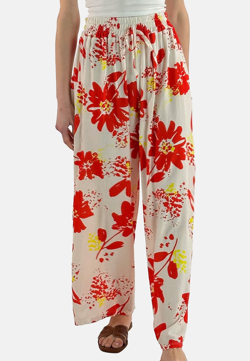 Bloemenbroek met een witte achtergrond, met grote rode en gele bloemen. Elastische tailleband en losvallende, wijde pijpen. Lichtgewicht stof.