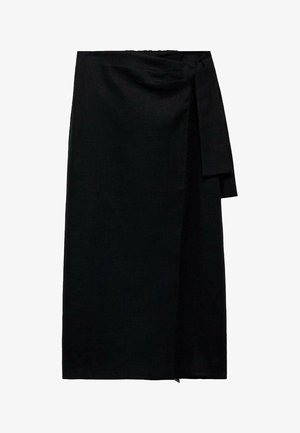 Zwarte wikkelrok van gestructureerde stof, met een gestrikte taille, rechte silhouet en een lichtgefranste zoom. Geen zichtbare patronen of accenten.