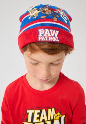 Cappello di lana rosso e blu con personaggi di "Paw Patrol" e motivo a strisce. Logo bianco ricamato sul davanti.