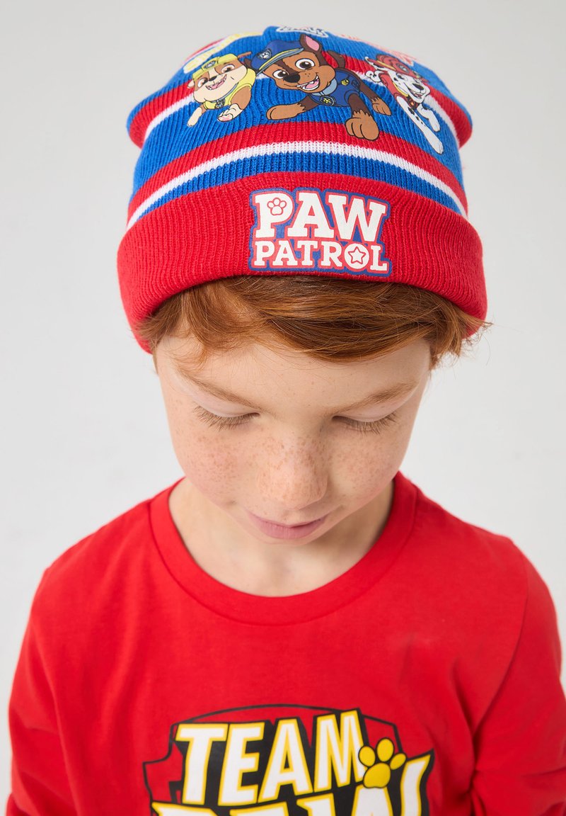 Cappello di lana rosso e blu con personaggi di "Paw Patrol" e motivo a strisce. Logo bianco ricamato sul davanti.