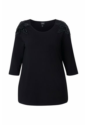 Schwarzes Oberteil mit Dreiviertelärmeln, runder Halslinie und floralen Paillettenverzierungen an den Schultern. Glatter Stoff mit lockerer Passform.