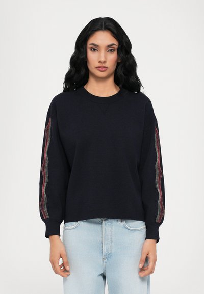 Marineblaues Sweatshirt mit langen, gemusterten Ärmeln, die mit bunten Streifendetails verziert sind. Weicher Stoff, lässiger Schnitt, runder Halsausschnitt und gerippte Bündchen.
