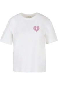 Hvit bomull t-skjorte med et rosa ribbeina hjerte-design på venstre bryst, med kortermer og rund hals.