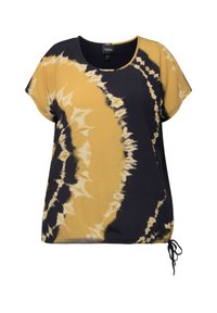 Krátký rukáv, tričko s batikovaným vzorem v černé a zlatě žluté barvě. Má kulatý výstřih a nastavitelné stahování na spodním lemu. Hladká textilie.