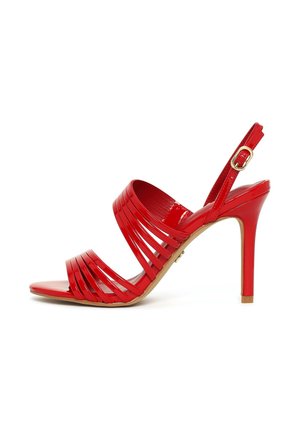 Sandalo con tacco alto in pelle verniciata rossa con più sottili fascette sulla parte superiore del piede, punta aperta e cinturino regolabile alla caviglia con fibbia dorata.