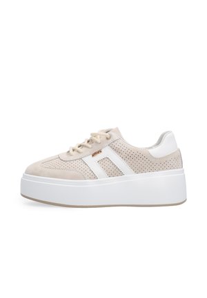 Beige suède en mesh plateau sneaker met witte accenten, geperforeerde details, veterluiting en dikke witte zool.