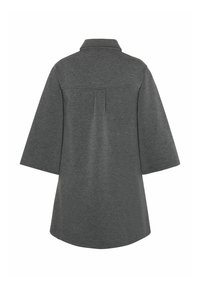 Dunkelgraues Langarmshirt mit weiten Ärmeln und lockerer Passform, von hinten gezeigt, mit einem kleinen Faltenbesatz unter dem Schulterbereich.