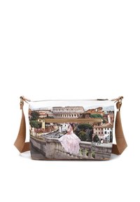 Borsa a spalla in canvas con un'immagine stampata di Roma. Presenta una tracolla beige, chiusura con zip e texture a contrasto. Accentuata da dettagli grafici.