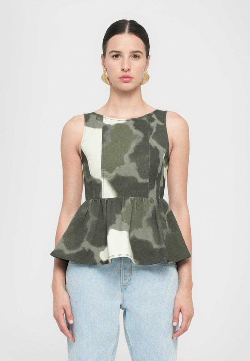 Peplum-toppi vihreässä camouflage-kuosissa, jossa on kermaisia yksityiskohtia, sleeveless-malli, pyöreä kaula-aukko ja pehmeä rakennekangas.