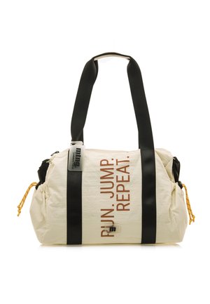 Bolso tipo duffle de tela color crema con asas negras y texto naranja que dice "CORRE. SALTA. REPITE." Cuenta con detalles de cintas ajustables y logotipos de hardware.