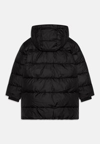 Schwarze Wattierte Jacke mit Kapuze, horizontal gestepptem Design und elastischen Bündchen. Glattes, glänzendes Material mit lässiger Passform.