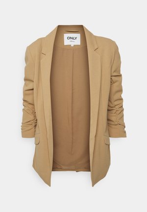 Blazer beige pour femme avec manches longues froncées, col à revers cranté et poches à rabats, étiqueté avec une étiquette de marque ONLY à l'intérieur du col.
