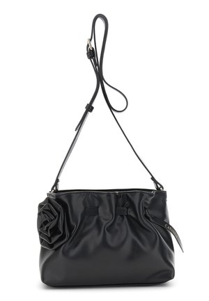 Bolso de hombro de cuero negro con correa ajustable, detalles fruncidos y una gran decoración de cuero en forma de rosa en el lado izquierdo frontal.