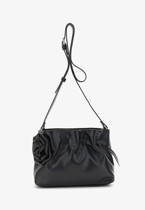 Czarna skórzana torba na ramię z regulowanym paskiem, marszczeniami oraz dużą, różowatą dekoracją ze skóry po lewej stronie z przodu.