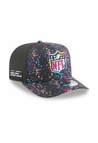 Schwarze Kappe mit einem bunten, gepunkteten Design. Besticktes NFL-Logo auf der Vorderseite, mit einem seitlichen Etikett, das "Crucial Catch: Intercept Cancer" angibt.