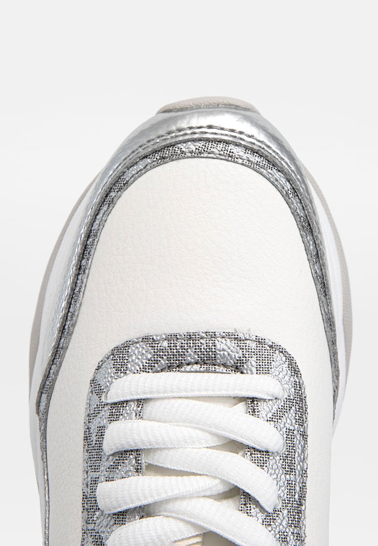 Sneaker bianco con tomaia in pelle liscia, accenti argentati texture e tessuto grigio a righe intorno ai lacci. Presenta lacci piatti bianchi.
