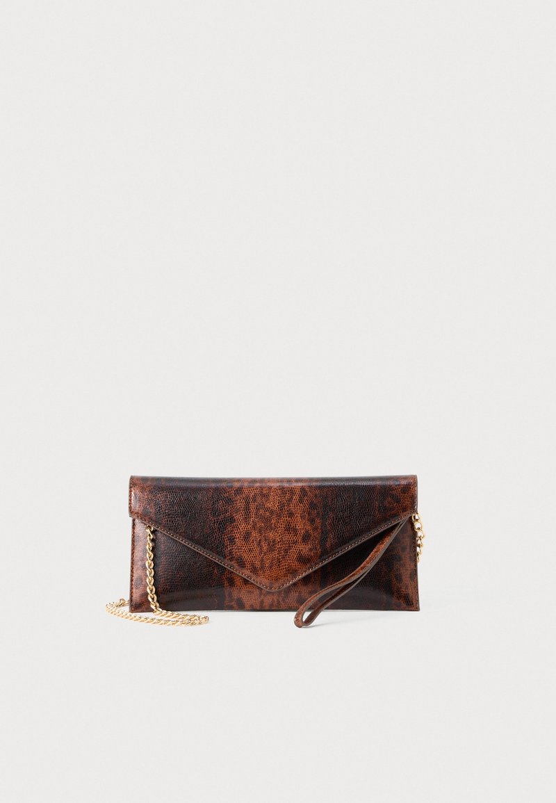 Clutch din piele texturată maro cu un design în formă de plic, curea de aur și un model contrastant. Dispune de o curea pentru încheietura mâinii pentru a fi transportat cu ușurință.