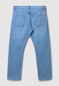 Jeans in denim azzurro chiaro visti da dietro, con due tasche posteriori, passanti per cintura e una vestibilità a gamba dritta su uno sfondo neutro.