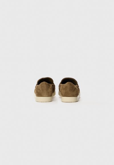 Braune Wildlederschuhe mit einer abgerundeten Form und einem flachen Design. Verfügt über eine cremefarbene Gummisohle und minimalistische Nähte.