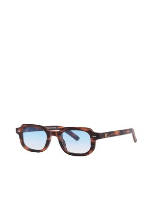 Occhiali da sole rettangolari tartarugati con lenti leggermente azzurre e aste sottili su sfondo bianco.