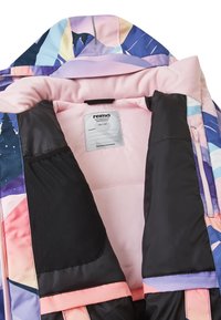 Giacca imbottita multicolore con esterno a motivo, interno rosa, foderatura nera e dettagli decorativi. Etichetta visibile al centro.