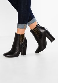 Guess Bottines à talons hauts - black