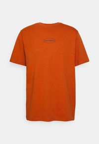 Oranje katoenen T-shirt met korte mouwen. Voorzien van een ronde halslijn en een klein zwart "new balance" logo op de bovenste achterkant gedrukt.