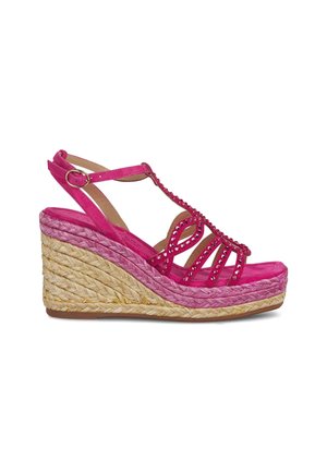 Sandalia de cuña de ante rosa con plataforma de yute trenzado, tiras decorativas y acentos de rhinestones. Diseño de punta abierta y correa de tobillo ajustable.