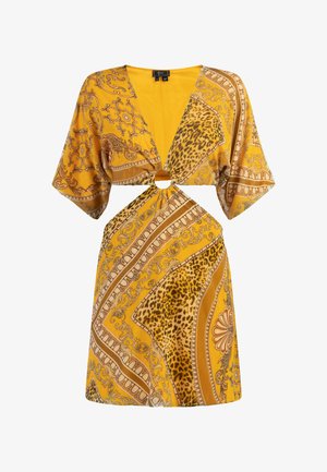 Sárga mintás ruha rövid fodros ujjal, leopárdmintával és díszes mintákkal, a deréknál kör alakú díszítéssel megkötve.