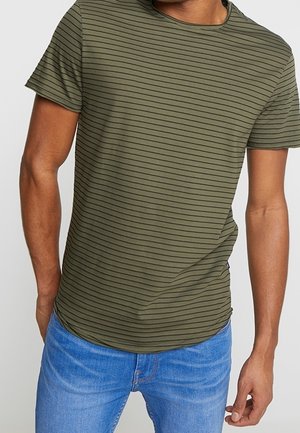 Olivgrünes T-Shirt mit kurzen Ärmeln, dünnen horizontalen schwarzen Streifen, rundem Halsausschnitt und einer lockeren Passform. Weicher, glatter Stoff.