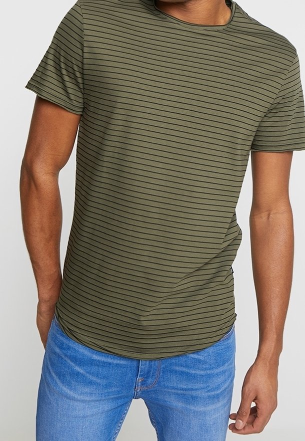 T-shirt olive vert à manches courtes avec de fines rayures noires horizontales, encolure ronde et coupe décontractée. Texture de tissu douce et lisse.