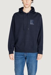 Felpa con cappuccio blu navy realizzata in tessuto morbido, con tasca frontale e cappuccio regolabile con cordino. Include una toppa con logo sul petto.