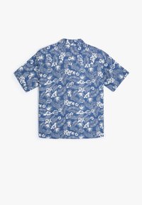 Niebieska koszula z krótkim rękawem w białe kwiatowe i palmowe wzory, z kołnierzykiem typu camp oraz luźnym krojem. Miękki, lekki materiał.
