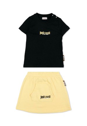 T-shirt nera a maniche corte con logo "Just Cavalli Little Room" abbinata a una gonna giallo chiaro con tasca frontale e vita elastica.
