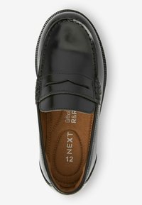 Mocassin en cuir noir avec une finition lisse, accent de style penny sur le dessus, et doublure en textile marron. Taille 12 indiquée à l'intérieur.