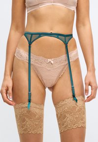 Teal satijnen kousenband met verstelbare banden, gecombineerd met lichtbeige kanten slips en een paar hoge kanten kousen met bloempatronen.