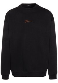 Felpa nera con collo a giro e maniche lunghe, con piccolo logo ricamato arancione centrato sul petto.