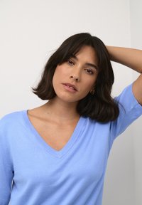 Kaffe KALIZZA V-NECK - Pamata T-krekls - vista blue