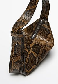 Borsa a tracolla in stampa serpente marrone con un design strutturato, dotata di una larga tracolla texturizzata, zip in argento e dettagli di cucitura a contrasto.