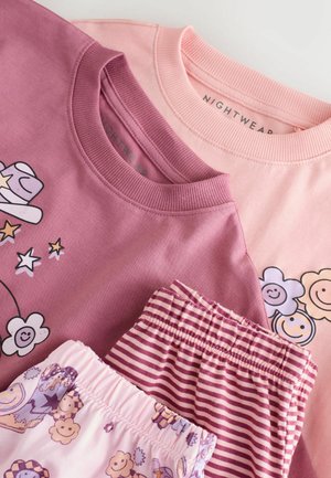 Drie nachtkledingstukken: een lavendelkleurige sweatshirt met bloemenprint, een lichtroze sweatshirt met de tekst "NIGHTWEAR" en gestreepte pyjamashorts.
