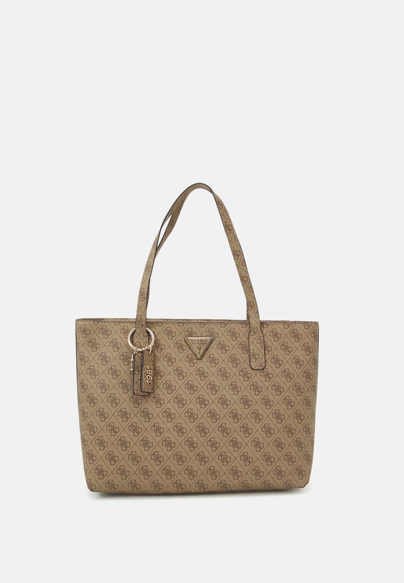 Sac fourre-tout beige avec un motif texturé et un logo. Il dispose de deux poignées et d'un accent de porte-clés, avec une forme rectangulaire et un haut ouvert.