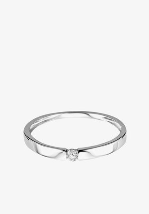 Bague en argent avec une finition lisse et polie, mettant en avant un accent central en diamant rond et un design épuré et minimaliste.