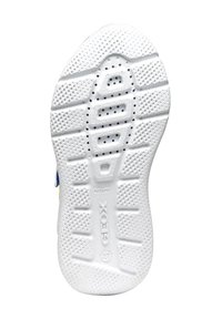 Suola di scarpa bianca in gomma con motivo antiscivolo testurizzato, dotata di fori di drenaggio e logo "GEOX" in rilievo. Marcatura di brevetto visibile.