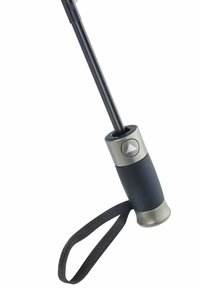 Regulowana laska do chodzenia z czarnym uchwytem, metaliczno-szarym kijem i materiałowym paskiem na nadgarstek. Posiada przycisk do regulacji wysokości.