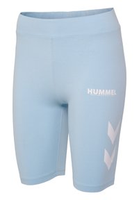 Jasnoniebieskie krótkie spodenki sportowe z białym logo Hummel i dwoma białymi szewronami na prawej udzie, zaprojektowane z myślą o odzieży sportowej.