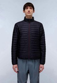 Casaco preto acolchoado com colarinho alto, fecho éclair frontal e fecho de correr vermelho em contraste. O material parece suave e leve.