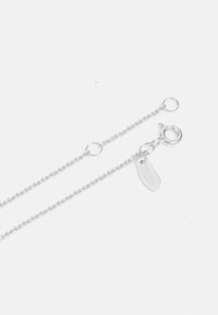 Hõbedane kettkaelakee, millel on väikesed omavahel seotud lingid, krabisulg ja silt, millel on graveeritud "925", tähistades, et tegu on sterlinghõbedaga.